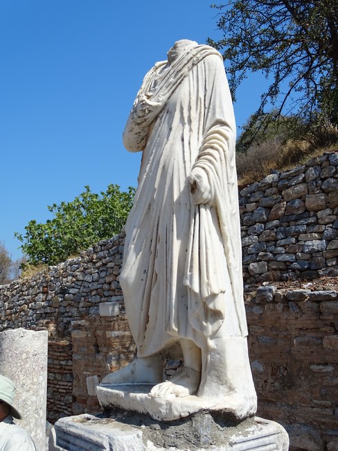 Statuie decapitata