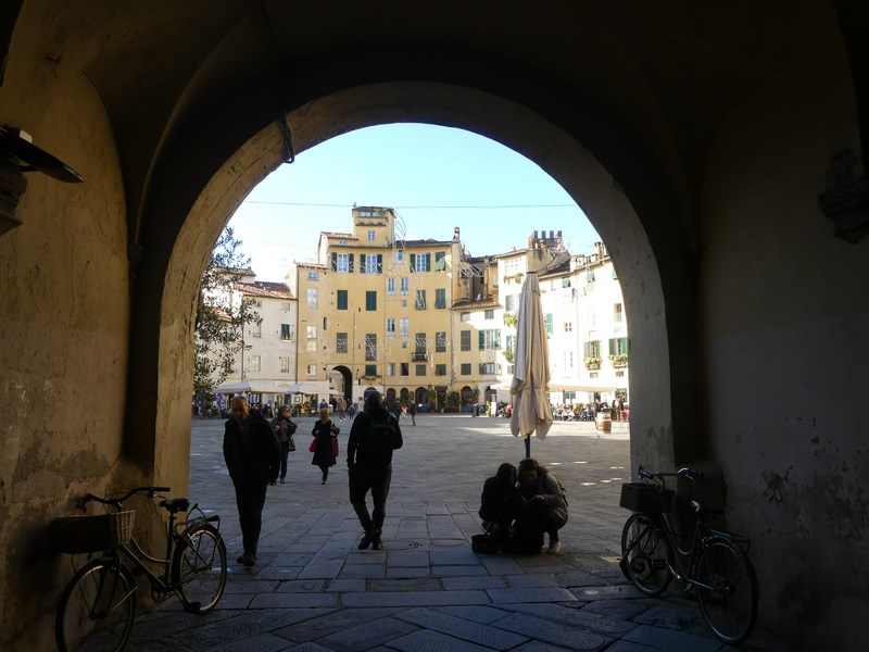 Piata Amfiteatrului Lucca