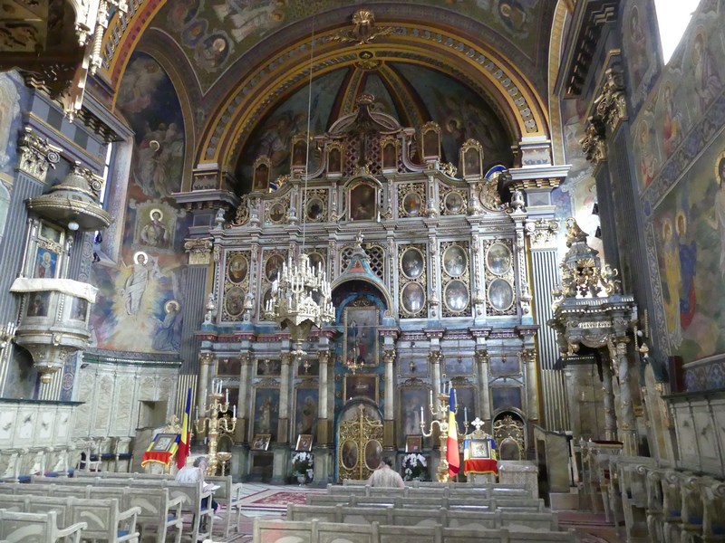 . Altar Biserica cu Luna