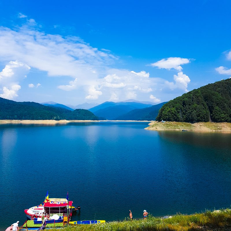 lacul vidraru valea cu pesti