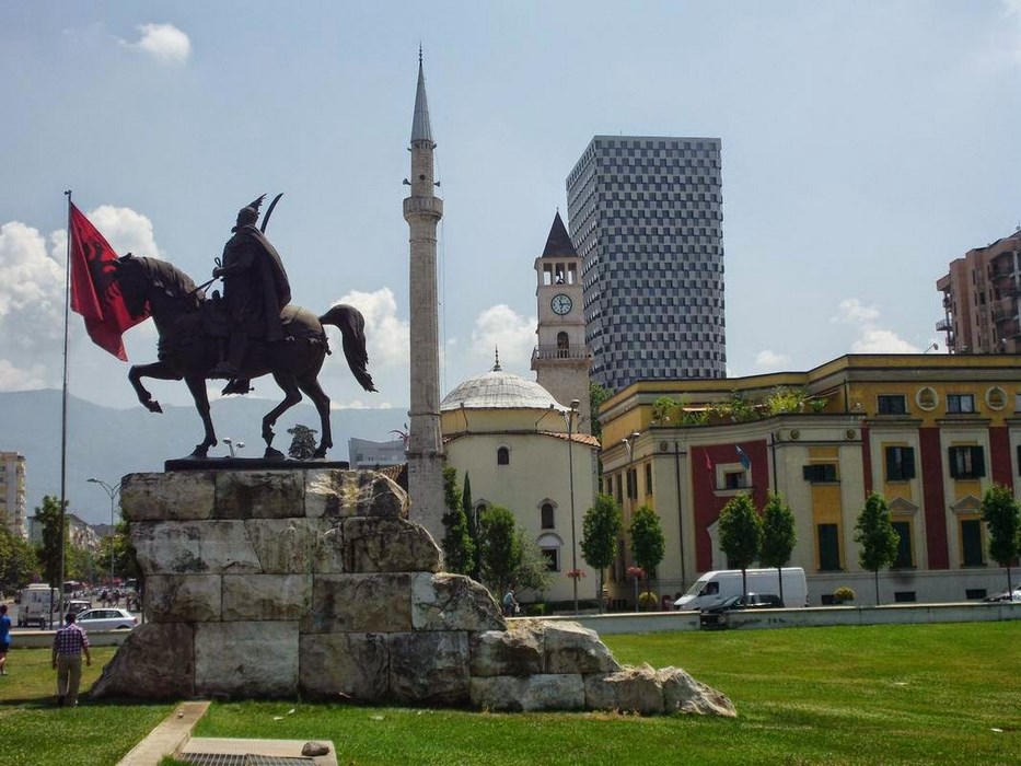 Tirana Skanderbeg si Moscheea Ethem Bej