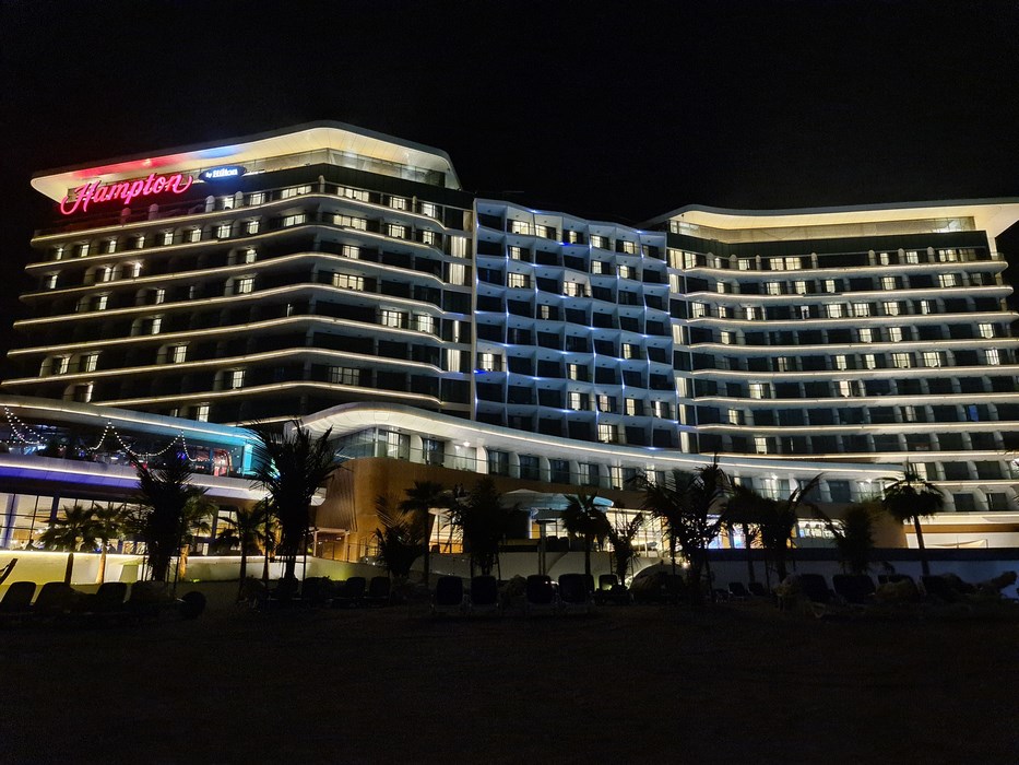 Hampton by Hilton Marjan Island by night