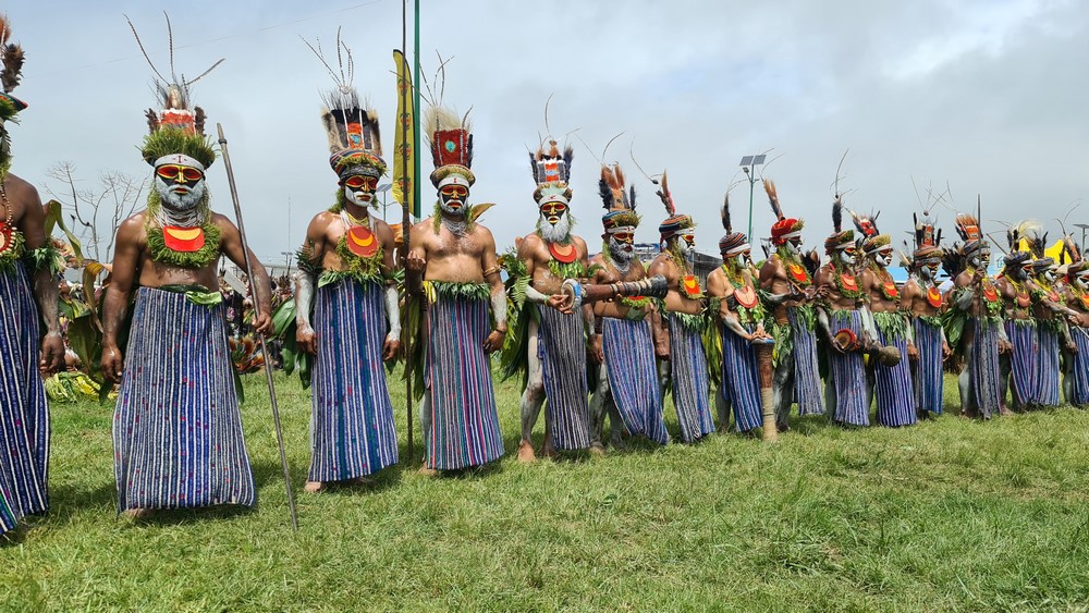 Row dancing Mt Hagen